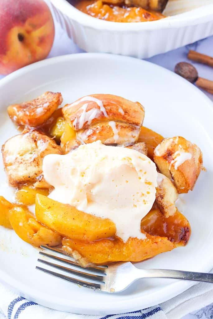 Cinnamon Roll Peach Cobbler - Immaculate Bites