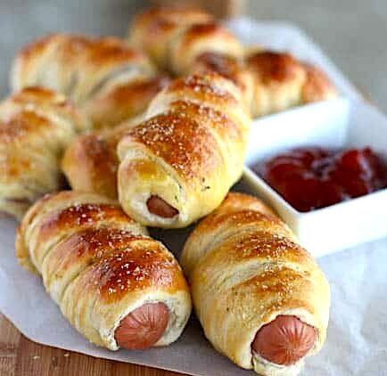 Cute and insanely good hot dog pretzels for the perfect appetizer